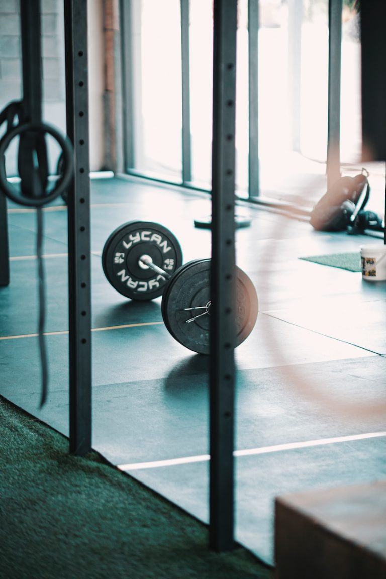 Hanteln im Fitnessstudio
